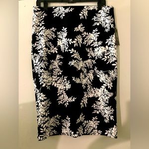 Vince Camuto Midi Skirt NWT Size M Black and White Floral Pattern